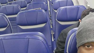La photo virale d’un voyageur: “Il s’asseoit derrière moi alors que le vol est pratiquement vide”