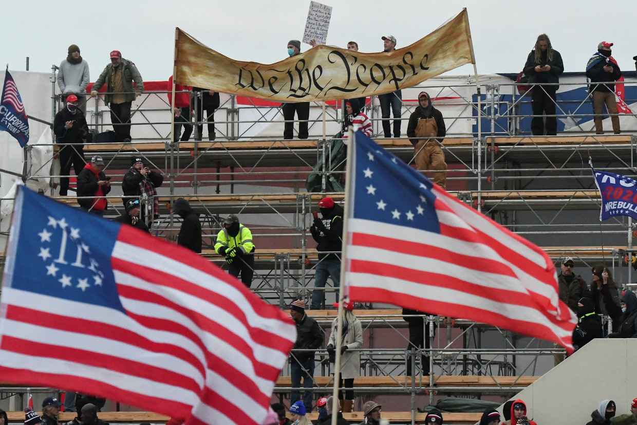 De Three Percenter-vlag van Amerikaanse gewapende rechtse milities die geweld niet schuwen.  Beeld REUTERS