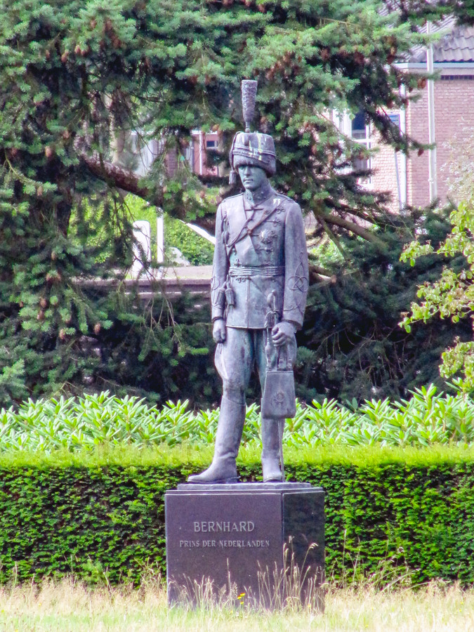 Amersfoort oordeelt niet over het verleden van prins Bernhard, zijn ...