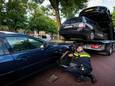 Een agent controleert een auto in het kader van een grote handhavingsactie in de Schilderswijk en Transvaal.