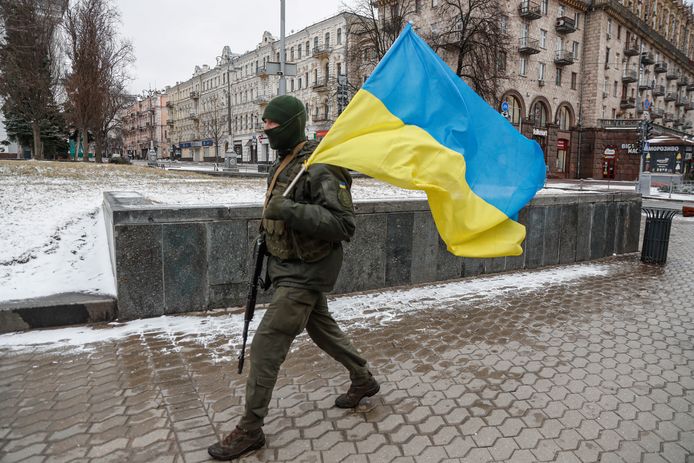 Un soldat ukrainien dans les rues de Kiev, le 1er mars 2022.