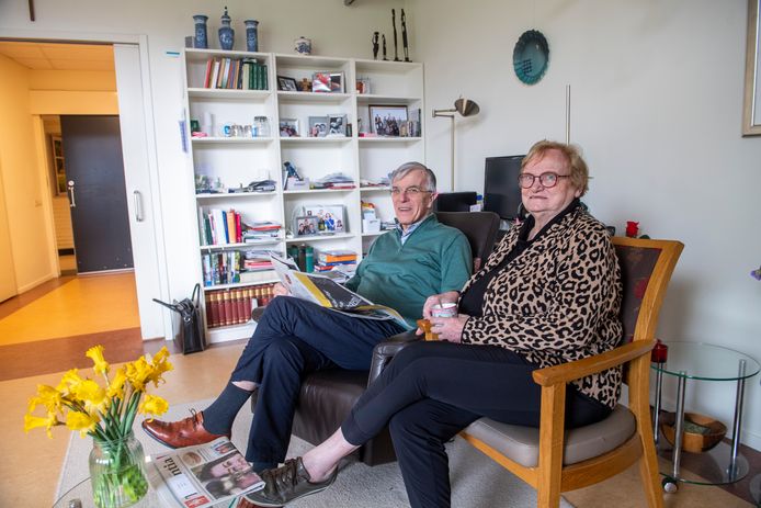 Harry en Truus Zandhuis in hun zit/slaapkamer van Het Meulenbelt. Ze konden als echtpaar hun intrek nemen. Iets dat maar af en toe voor komt.