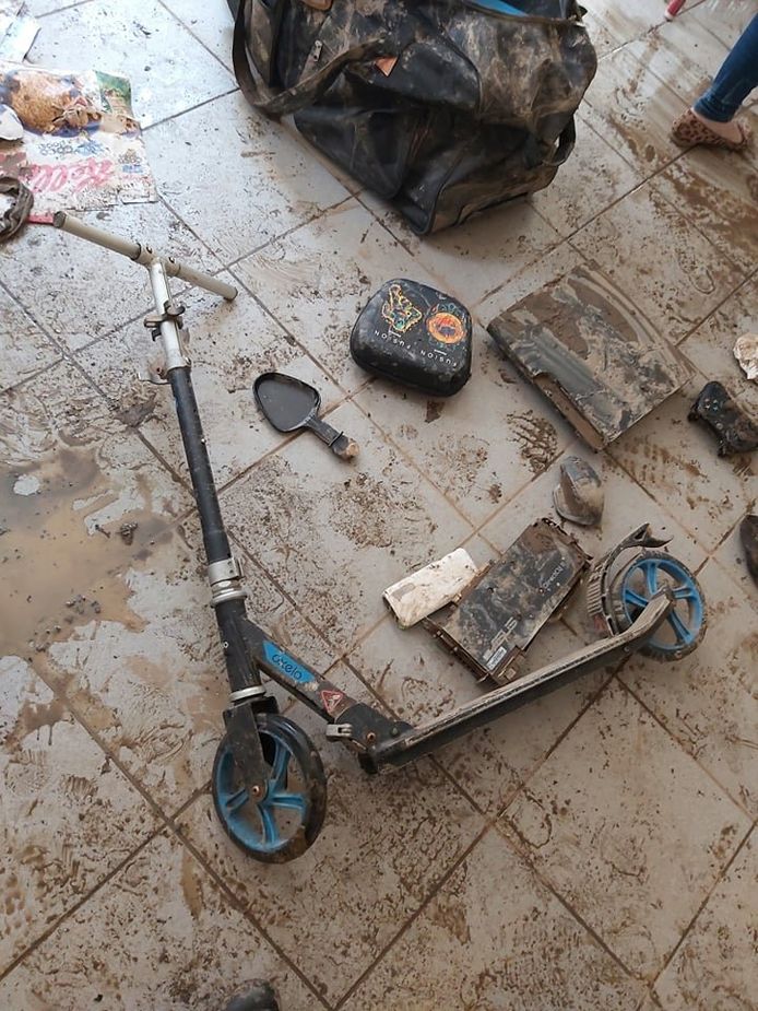 Une partie de l'appartement de Laetitia, tel qu'elle l'a retrouvé après que l'eau a enfin baissé.