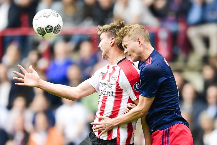 De Ligt in duel met PSV-spits Luuk de Jong.