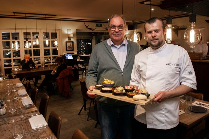 Eigenaar Mark ter Beek en chef-kok Boudewijn Emaus van het Bredase restaurant De Peer.