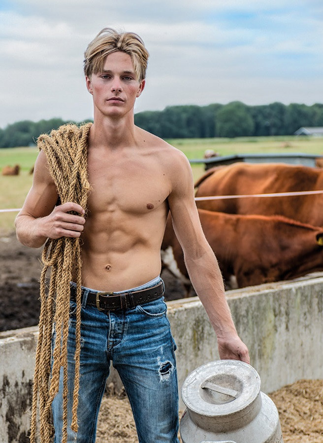 Knappe boeren uit Groene Hart pronken op eerste boerenkalender Foto