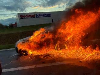 Land Rover gaat in vlammen op, vrouw en kind kunnen tijdig uit voertuig stappen 