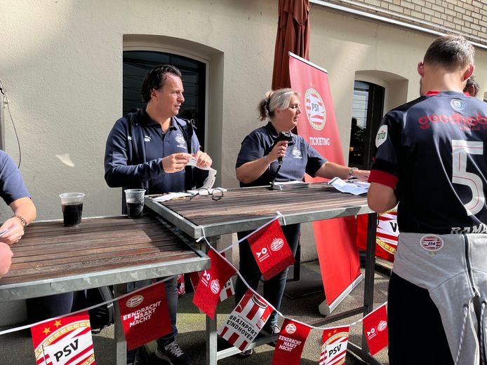 Coen Schroots reist sinds 2016 met PSV mee om ervoor te zorgen dat supporters hun kaarten om kunnen wisselen.