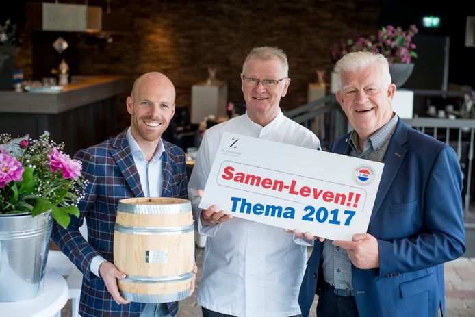 Van links naar rechts Jerry Blekkenhorst, chefkok Henk Huismans en Auke Koops van 't Jagt, van het Haringgilde.