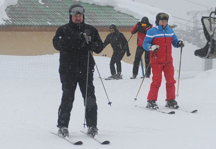 De Wit-Russische leider Aleksandr Loekasjenko en de Russische president Vladimir Poetin op skilatten.