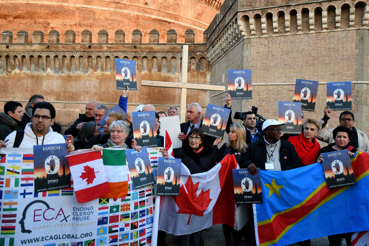 Leden van de Ending Clergy Abuse (ECA) protesteerden vandaag bij de Engelenburcht in Rome, op steenworp afstand van het Vaticaan. Beeld AFP