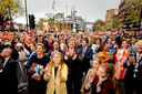 Koning Willem-Alexander, koningin Maxima en prinsessen Amalia, Ariane en Alexia tijdens Koningsdag 2017 in Tilburg.