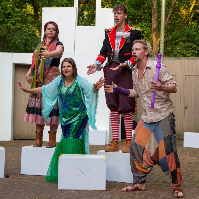 De jeugdtheatergroep van De Kersouwe speelt het stuk De Fantastelingen.