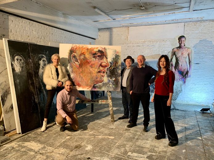 Hans Bonte krijgt een portret als eerbetoon aan zijn politieke carrière.
Vlnr: 
Damienne D’heygers, Moad El boudaati, Johan Serkeyn, Hans Bonte en kunstenares Ulrike Bolenz