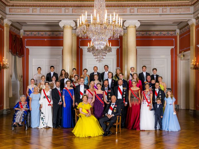 De officiële groepsfoto van de aanwezige royalty’s tijdens de 18de verjaardag van de Noorse prinses Ingrid Alexandra.