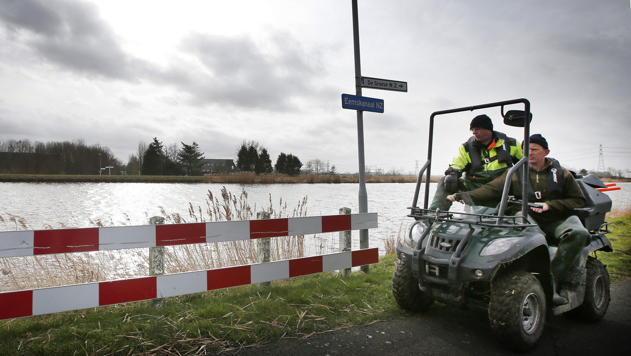 Medewerkers van het waterschap controleren de dijken langs het Eemskanaal, na een aardbeving in noordoost Groningen vorig jaar Beeld anp