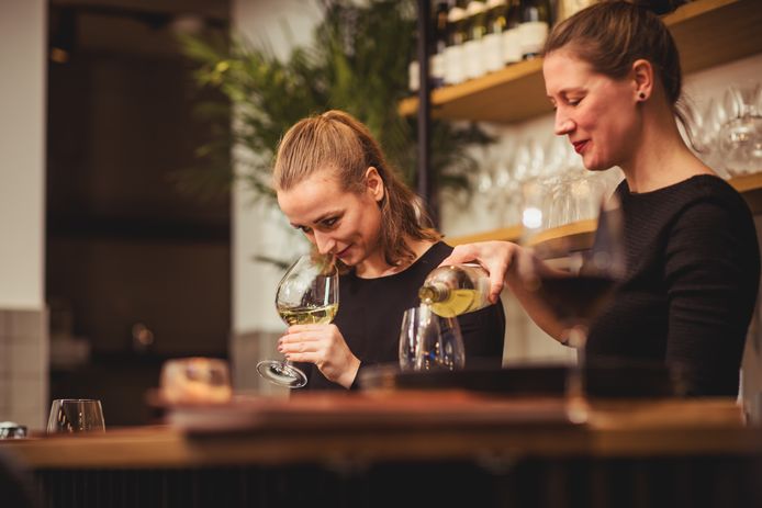 Medewerkers Bauke Kemperman (r) en Lisanne Berendsen van wijnbar 'Wijn bij Arentz' in Nijmegen.