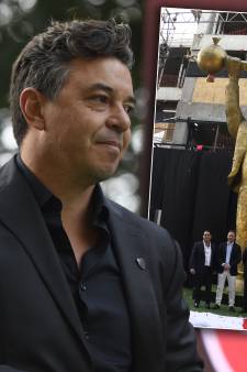 Hilariteit om enorme bobbel bij standbeeld voormalig River Plate-coach: ‘Je moet ballen hebben’