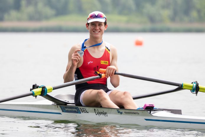 De achttienjarige roeier Boris Taeldeman pronkt met zijn zilveren EK-medaille op het water in Varese.