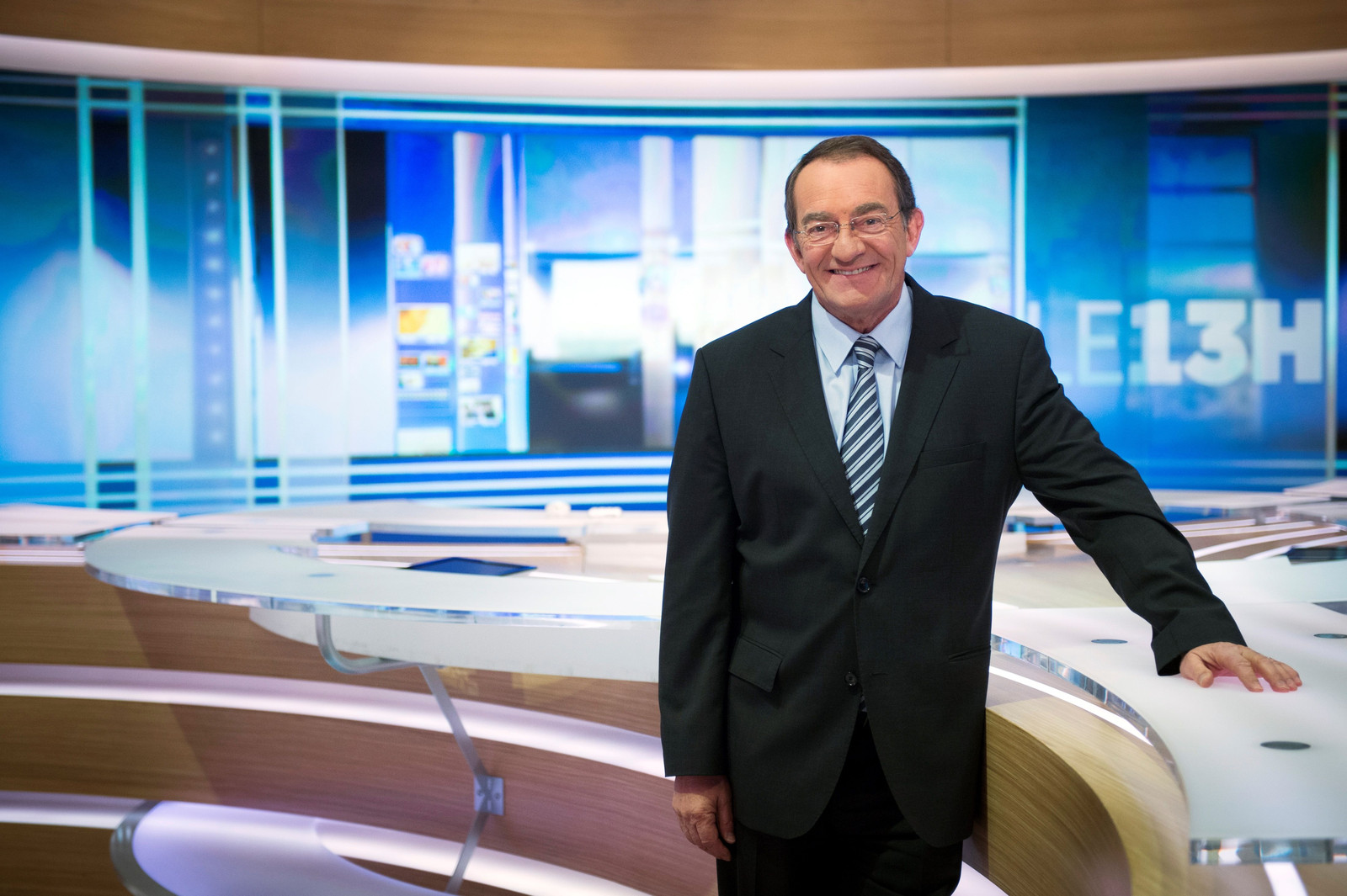 TF1-presentator Jean-Pierre Pernaut opende zijn bulletins steevast met het weer. Beeld AFP
