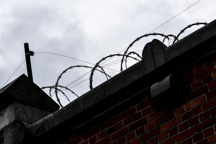 In de gevangenis van Brugge slapen twintig gedetineerden op matrassen op de grond. "Dat terwijl er vijftig cellen leegstaan die door personeelsgebrek niet kunnen worden geopend", zegt ACV-secretaris Filip Dudal.