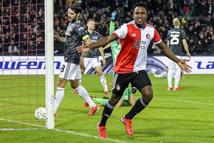 Luis Sinisterra juicht na de bevrijdende 3-1.
