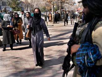 Taliban verplichten hoofddoek voor vrouwen en baarden voor mannen in overheidsgebouwen
