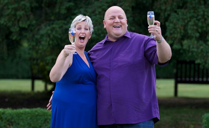 Adrian en Gillian Bayford heffen het glas na hun miljoenenwinst in augustus 2012.