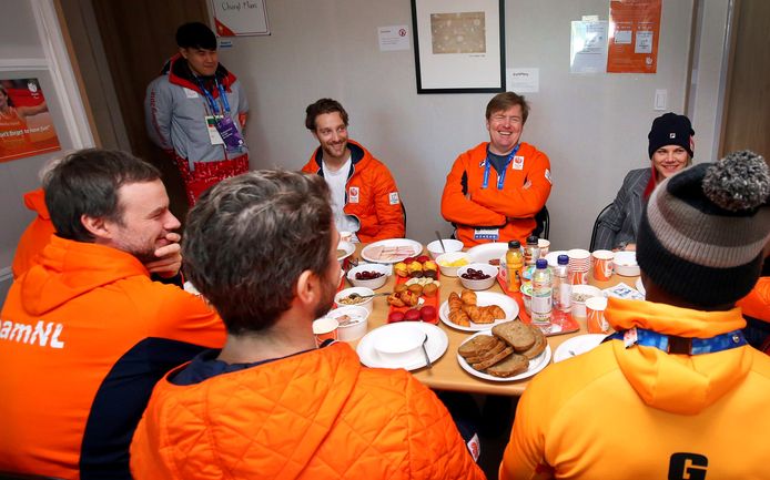Koning Willem-Alexander brengt tijdens het ontbijt een bezoekje aan de sporters van Team NL in het olympisch dorp in Pyeongchang.