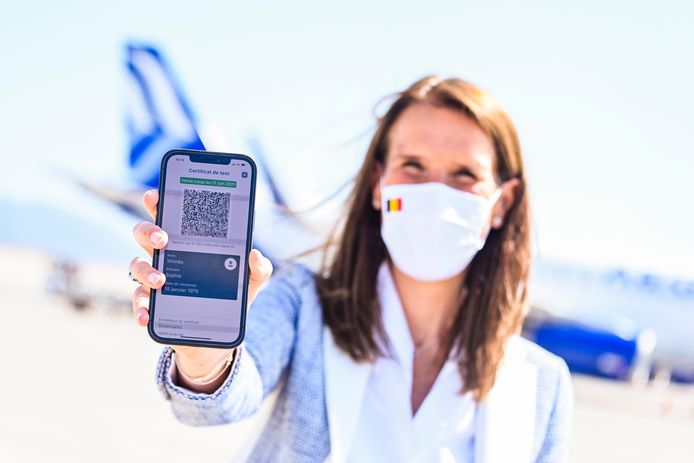 Minister van Buitenlandse Zaken Sophie Wilmès toont de Belgische app van het Europese coronacertificaat op haar smartphone.