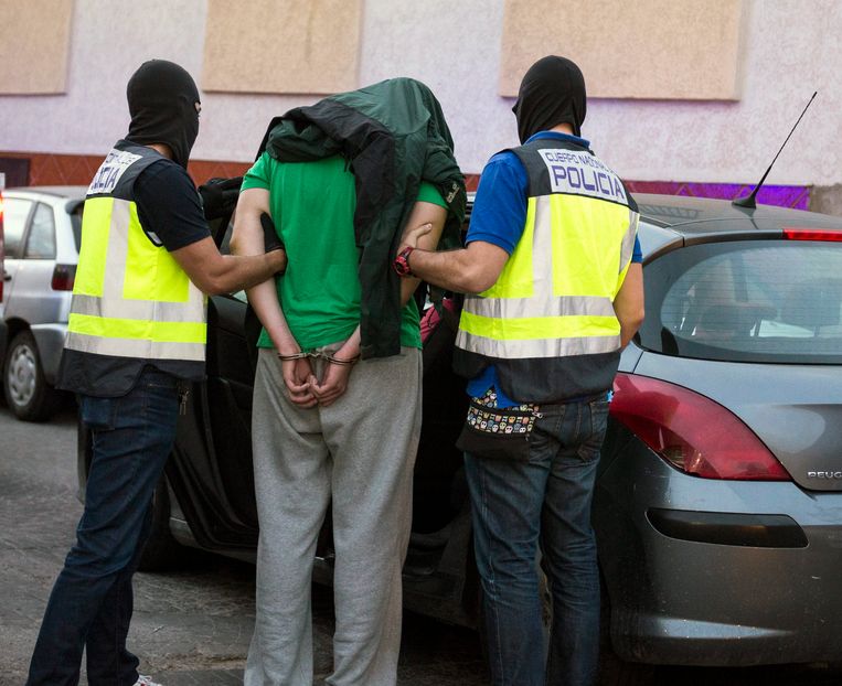 Spaanse agenten arresteren een vermeende jihadist in 2016. Beeld EPA