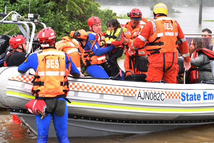 Een familie wordt geëvacueerd in New South Wales.