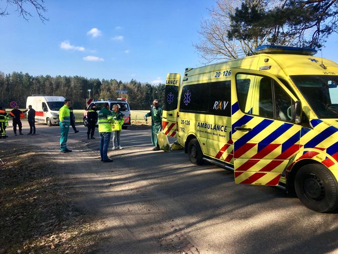 Een agent wordt behandeld nadat hij onwel is geworden na het aantreffen van jerrycans met drugsafval in Alphen.