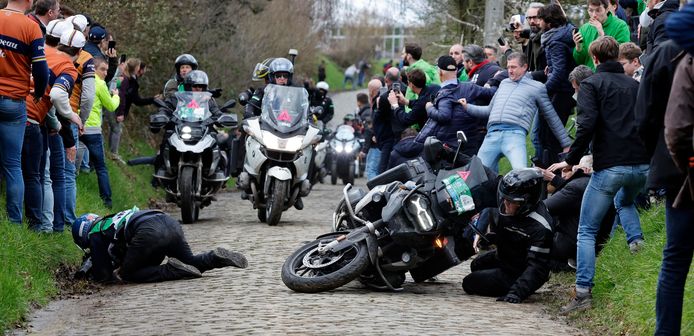 Vrijdag op de Oude Kwaremont: een motorfiets met fotograaf gaat tegen de kasseien.
