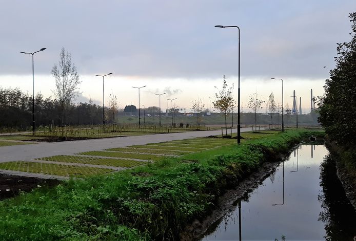 De nieuwe parkeerplaats tussen het station en de A2 met rechts de waterberging. Ook zijn de grastegels goed te zien.