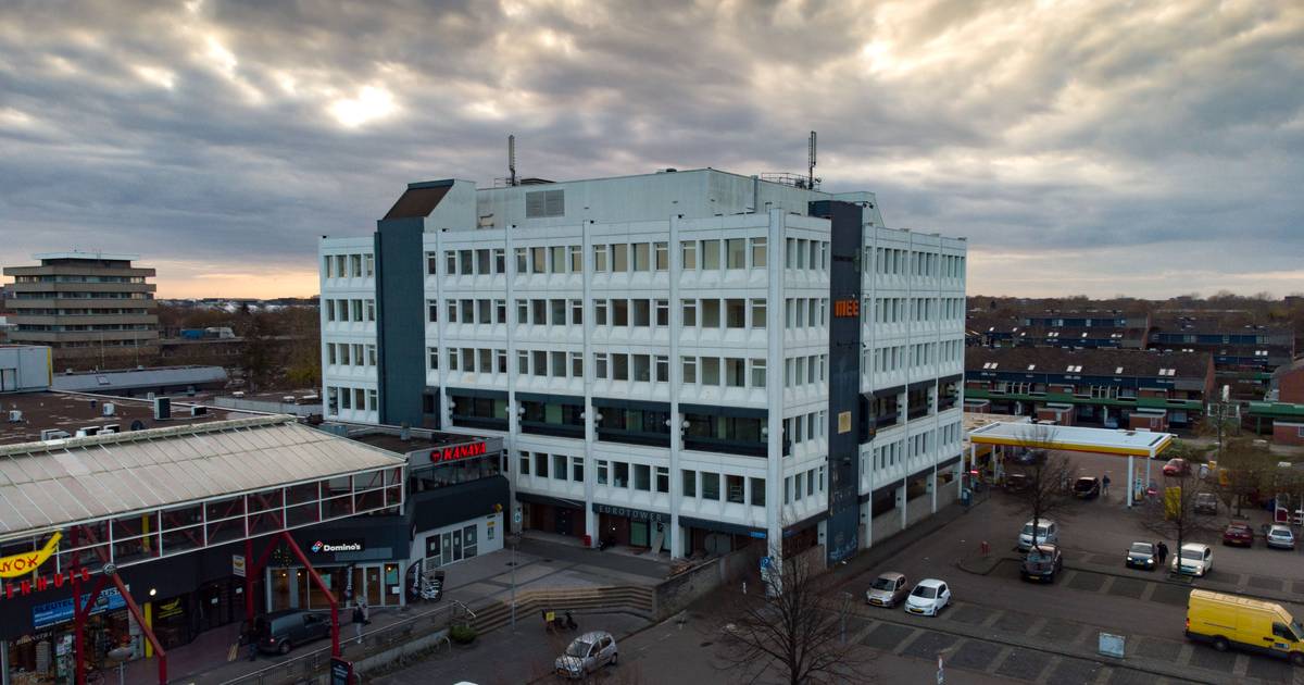 Ernstige #uitbuiting arbeidsmigranten in #Lelystad. Wonen op de gevaarlijke bouwplaats, blootgesteld aan asbest zonder bescherming en werken voor een hongerloontje.