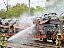 60 hybride auto's op goederentrein in brand door breuk in bovenleiding, treinverkeer tot morgenavond plat