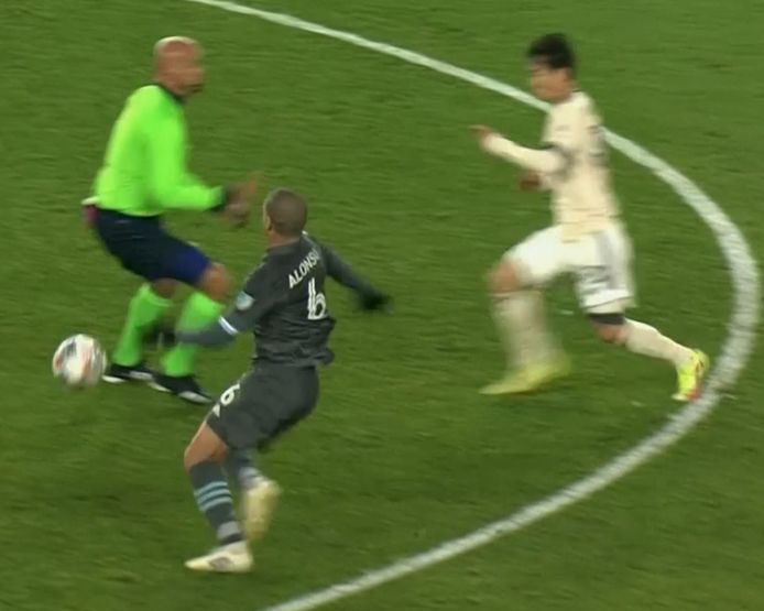 Les joueurs Osvaldo Alonso et Kim Moon-Hwan ont violemment bousculé l’arbitre Robert Sibiga lors d'une phase de jeu ce samedi soir en MLS.