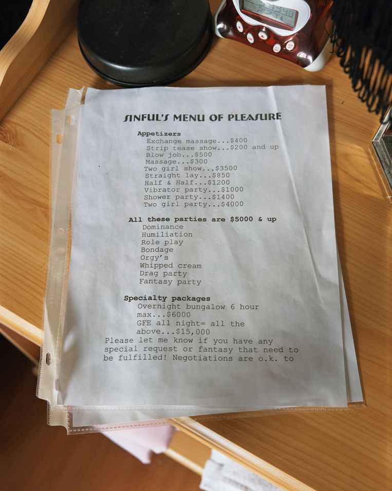 De 'menukaart': Sinful’s Menu of Pleasure, Chicken Ranch, Pahrump. Beeld Marc McAndrews