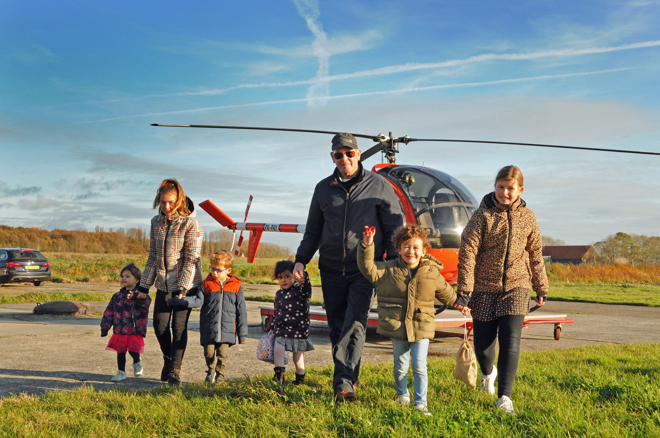 Ton Prince (m) nam om de beurt een van zijn zes kleinkinderen mee op zijn laatste vliegdag. Alleen kleinzoon Leon Prince (4, derde van links) bedankte voor de eer. Lisanne Prince (2), Elise Maatkamp (11), Olivia Prince (2), Antonio Prince (5) en
Marieke Maatkamp (10) vlogen mee (vlnr).