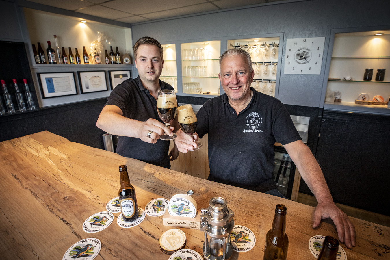 Het aantal bierbrouwerijen in Twente is explosief gestegen. Van 16 naar 48 in een paar jaar tijd. Richard Hassink is één van die nieuwe bierbrouwers. Samen met zijn schoonzoon Stefan Kooistra brouwt hij Dinkelbier.