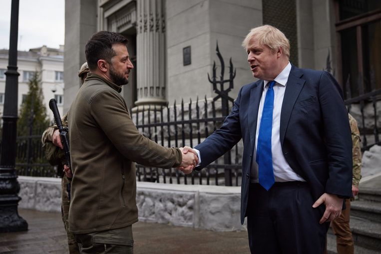 De Oekraïense president Volodymyr Zelensky ontmoet de Britse premier Boris Johnson in Kiev, 9 april. 'Ik begrijp dat Zelensky om zwaarder materieel vraagt. Hij weet wat er op hem afkomt.' Beeld Brunopress