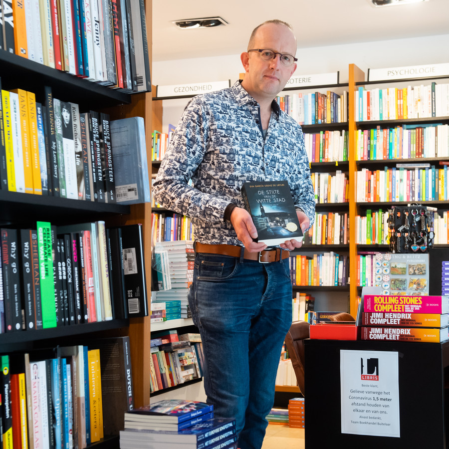 Breda - Pix4Profs/René Schotanus. Michel Buitelaar van boekhandel Libris, Grote Markt, Breda.