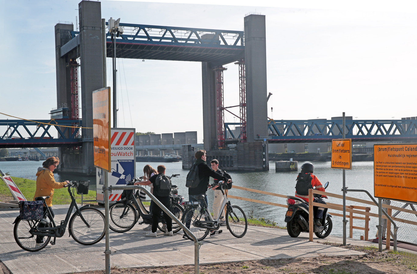 Fietspont RozenburgMaassluis gaat vrijdag varen ‘Een pleistertje op grote wond’ Foto AD.nl