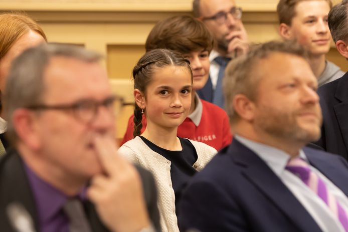 Feline van der Velden (10) werd vorige maand gekozen als eerste kinderburgemeester van de gemeente Baarn. De scholiere  werd voor de reguliere raadsvergadering geïnstalleerd door burgemeester Mark Röell.