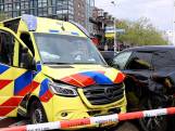 Ambulance botst met loeiende sirenes op twee auto's