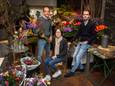 Bloemenwinkel Van Gurp sluit in mei de deuren en gaat alleen online verder. Vanaf links François van Gurp, Caroline van Olphen en Florent van Gurp.