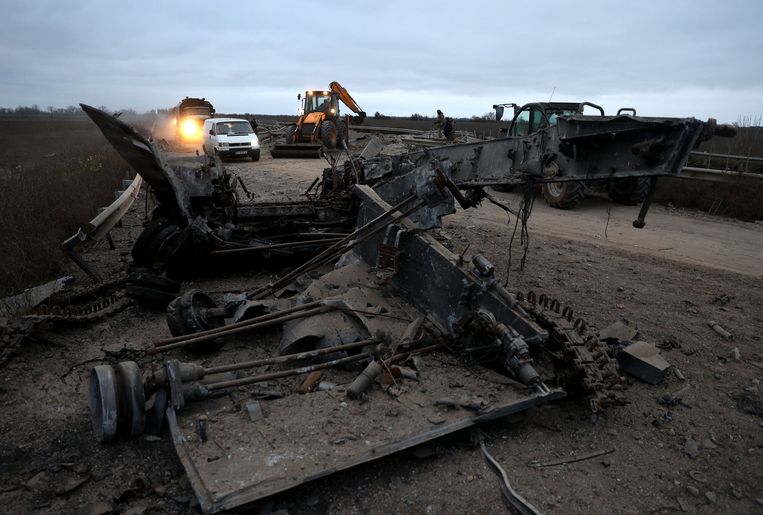 Veicoli militari distrutti a Kherson.  foto AFP