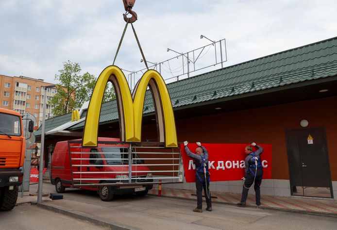 Изображение от июня.  Знаменитый логотип McDonald's был снят краном с бывшего филиала в российском городе Ленинградской области после ухода американской сети из России.