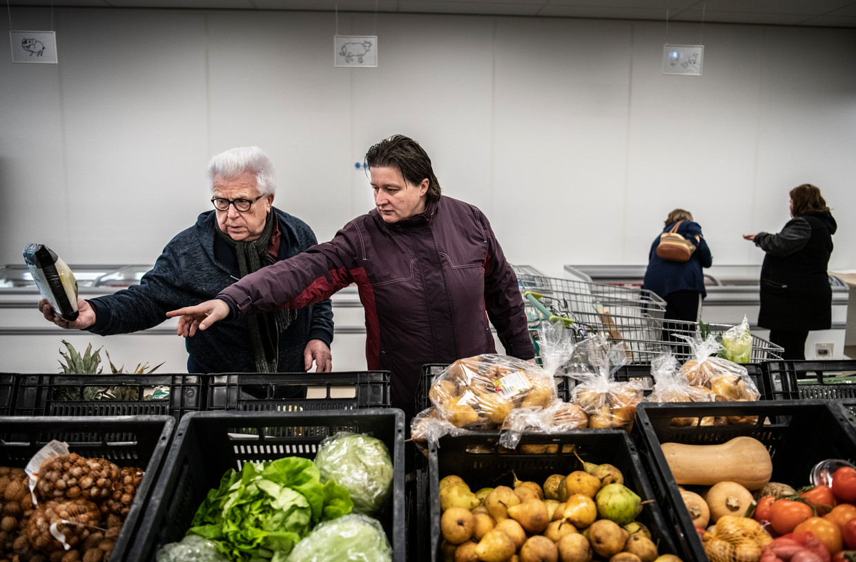 Mederwerker Joop Toeter zoekt samen met Jacqueline Spang eten uit voor haar. Beeld Koen Verheijden